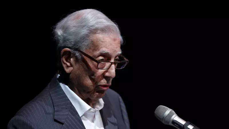 El escritor peruano Mario Vargas Llosa, Nobel de Literatura 2010, habla hoy durante la inauguración de la V Bienal que lleva su nombre, en la ciudad de Guadalajara, Jalisco (México).