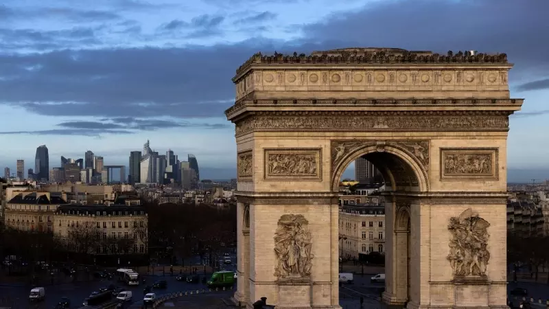Vista del Arco del Triunfo de París, con el distrito financiero de La Defense al fondo