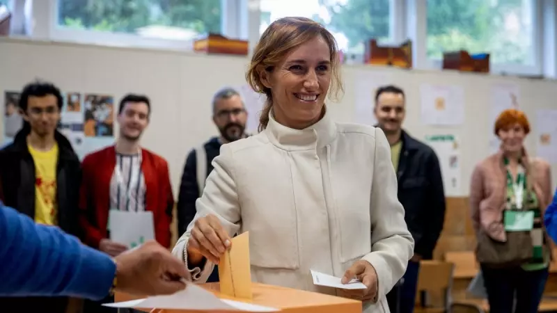 La candidata de Más Madrid a la presidencia de la Comunidad, Mónica García, vota en el Colegio Santa María del Pilar