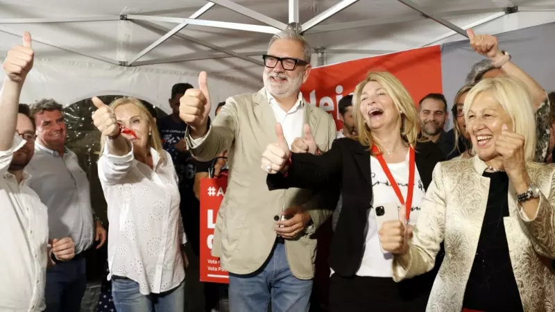 Fèlix Larrosa celebra amb companys del partit el triomf del PSC a la ciutat de Lleida