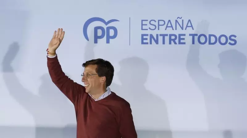 29/5/23 El alcalde de Madrid y candidato a la reelección por el PP José Luis Martínez -Almeida saluda a los simpatizantes desde el balcón de Génova tras conocer los resultados electorales en Madrid.