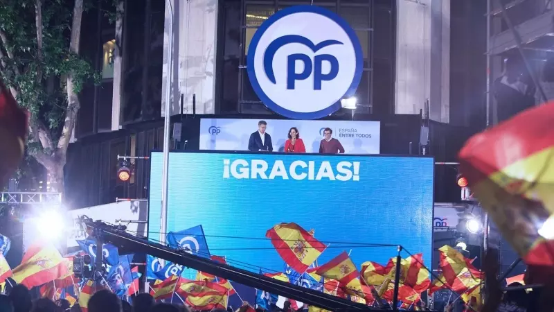 Alberto Núñez Feijóo, Isabel Díaz Ayuso y José Luis Martínez Almeida celebran la victoria del PP en el balcón de la sede de la calle Génova