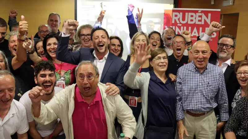 Rubén Viñuales i militants del PSC celebrant la victòria a la seu dels socialistes a Tarragona
