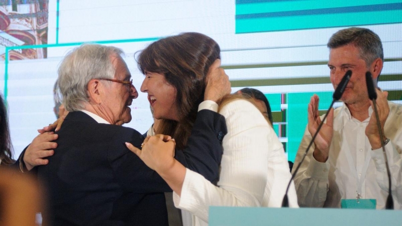 Xavier Trias se abraza con Laura Borràs en la sede de JuntsxCat, a 28 de mayo de 2023, en Barcelona.