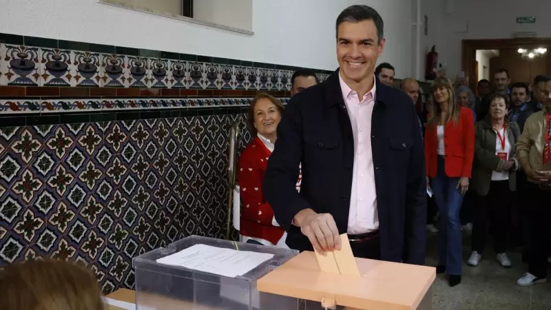 Pedro Sánchez ejerce su derecho al voto este domingo, durante las elecciones, en Madrid.