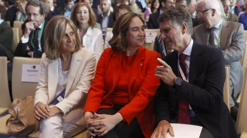 La alcaldesa de Barcelona, Ada Colau, acompañada por el presidente del Cercle d'Economia, Jaume Guardiola (d), y la vicepresidenta de la entidad, Núria Cabutí (i), durante la inauguración de la Reunión Anual del Cercle d'Economia