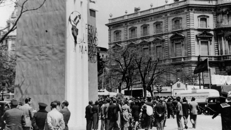 El camión librería, en la Feria del Libro de Madrid de 1935.