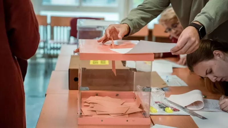 Una persona vota en un colegio electoral, a 28 de mayo de 2023, en Madrid.