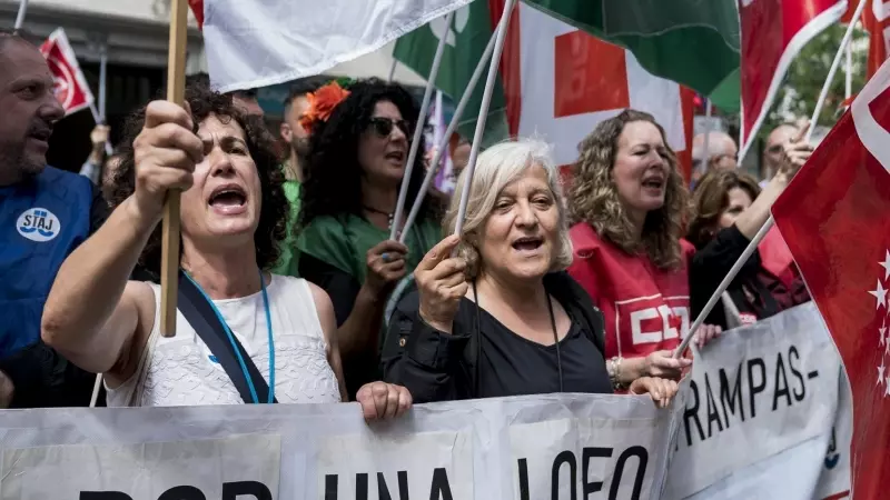 Funcionarios de justicia con pancartas durante una concentración de funcionarios de Justicia, frente a la sede del PSOE en la calle Ferraz, a 30 de mayo de 2023, en Madrid
