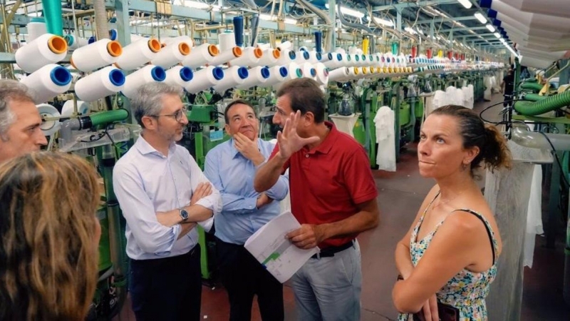 El conseller de Hacienda y Modelo Económico, Arcadi España, en una visita a la fábrica de la empresa Marie Claire, en una imagen de archivo.