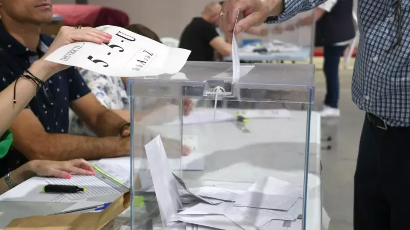 28/05/2023 - Una urna en un col·legi electoral de Lleida als comicis municipals del 28 de maig.