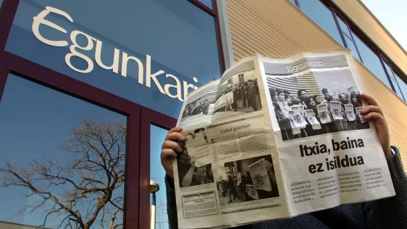 Fotografía de febrero de 2003, de unhombre sosteniendo un ejemplar de 'Egunero', la publicación que sustituyó a 'Egunkaria' tras su cierrre.  El titular dice 'Cerrado por no silenciado'.