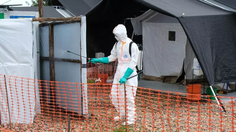 Un trabajador desinfecta un centro de aislamiento contra el ébola en el distito de Mubende, en Uganda.