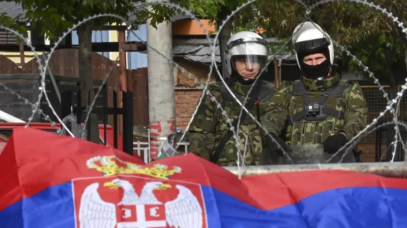 Soldados de la Fuerza Internacional de Mantenimiento de la Paz de Kosovo (KFOR) liderada por la OTAN hacen guardia frente al municipio de Zvecan, Kosovo, el 1 de junio de 2023.