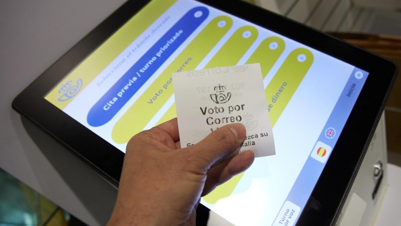 Una persona con un ticket de voto por correo en la oficina de Correos de Cibeles, a 1 de junio de 2023, en Madrid (España).