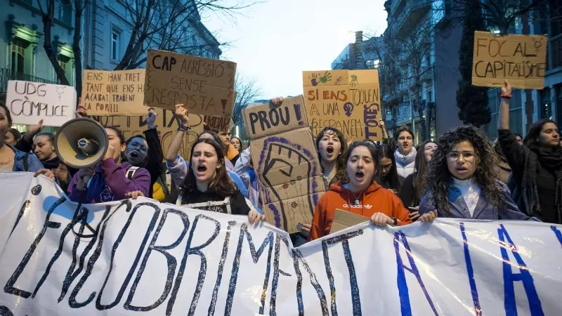 Miles de mujeres protestan con carteles durante la manifestación convocada por 8M en Girona.