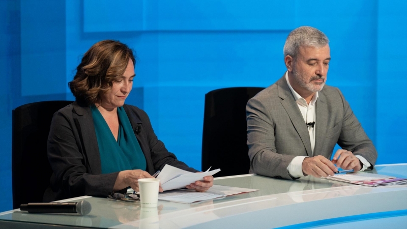 La candidata a la reelección, Ada Colau, y el candidato del PSC a la alcaldía de Bacelona, Jaume Collboni, durante un debate, a 9 de mayo de 2023.