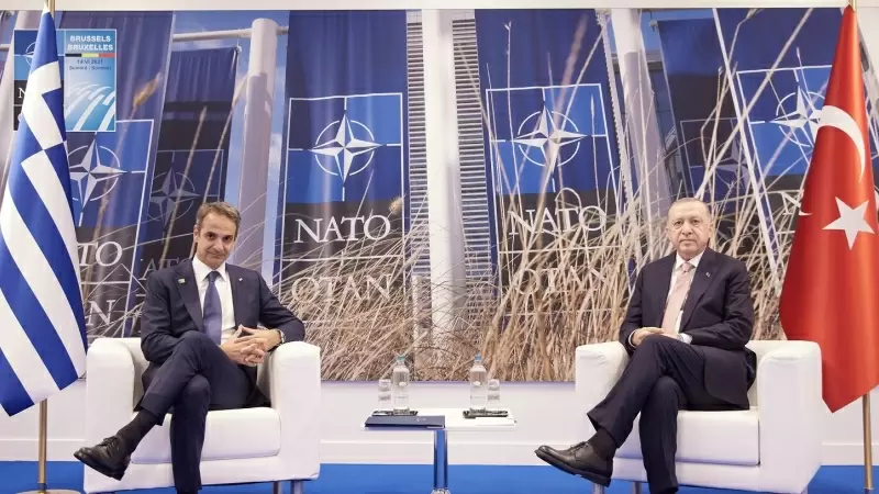 El primer ministro griego, Kyriakos Mitsotakis, y del presidente de Turqía, Recep Tayyip Erdogan, en un encuentro bilateral en el marco de la cumbre de la OTAN en Bruselas, en junio de 2021