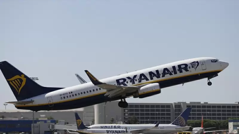 Un avión de Ryanair despega en el aeropuerto de Palma.