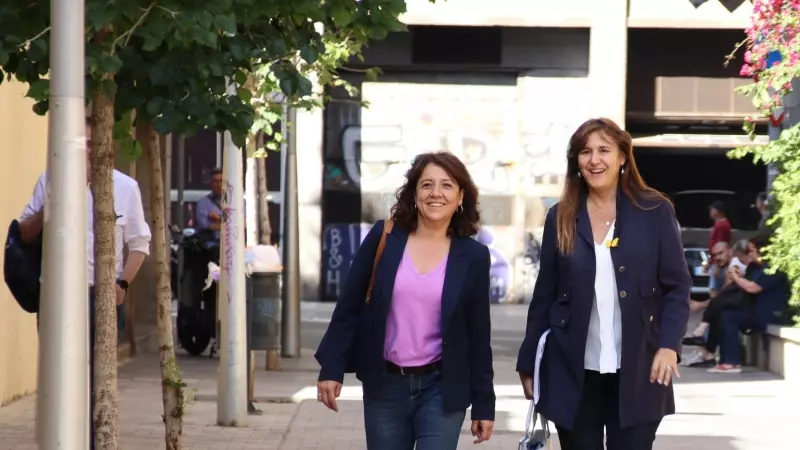 La presidenta de Junts, Laura Borràs, arribant a la seu del partit amb Anna Erra.