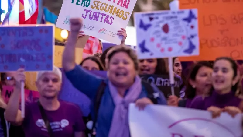 Cientos de personas durante una manifestación con motivo del Día Internacional de la Mujer, a 8 de marzo de 2023, en Las Palmas de Gran Canaria, Gran Canaria, Canarias, (España).