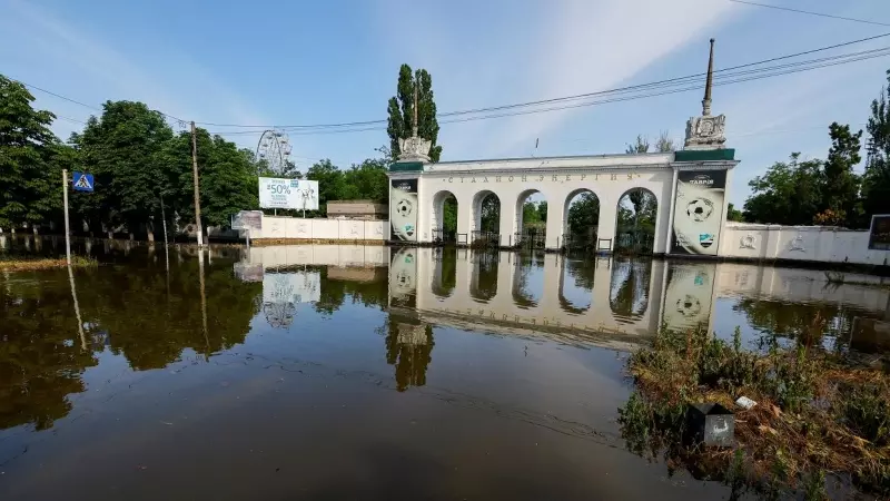 Una vista muestra una entrada inundada a un estadio deportivo, que se sumergió en el agua tras el colapso de la represa de Nova Kakhovka en el curso del conflicto entre Rusia y Ucrania.