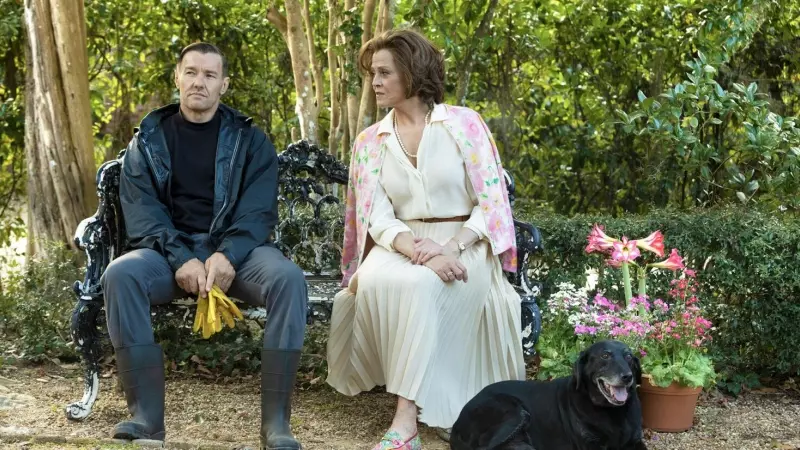 Joel Edgerton y Sigourney Weaver, en una secuencia de la película 'El maestro jardinero'.