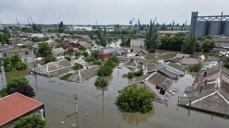 Una vista muestra un área inundada después de la ruptura de la represa Nova Kakhovka,