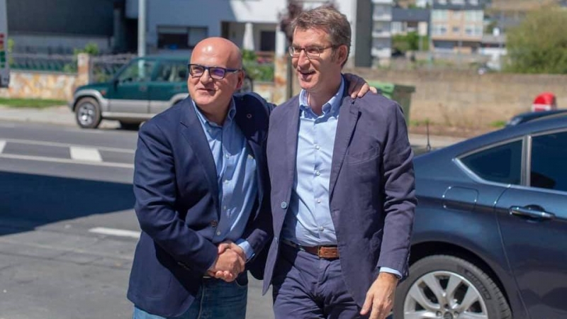 9/6/23 El presidente del PP, Alberto Núñez Feijóo, y el del PP de Ourense, Manuel Baltar, junto a un coche oficial en una imagen de archivo.