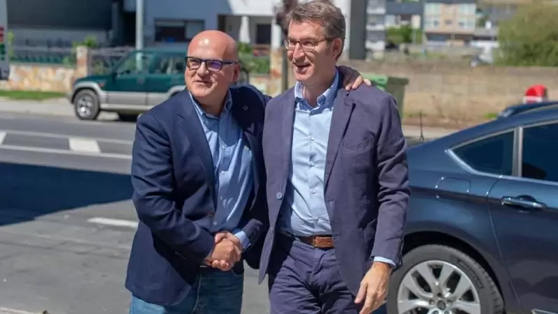 9/6/23 El presidente del PP, Alberto Núñez Feijóo, y el del PP de Ourense, Manuel Baltar, junto a un coche oficial en una imagen de archivo.