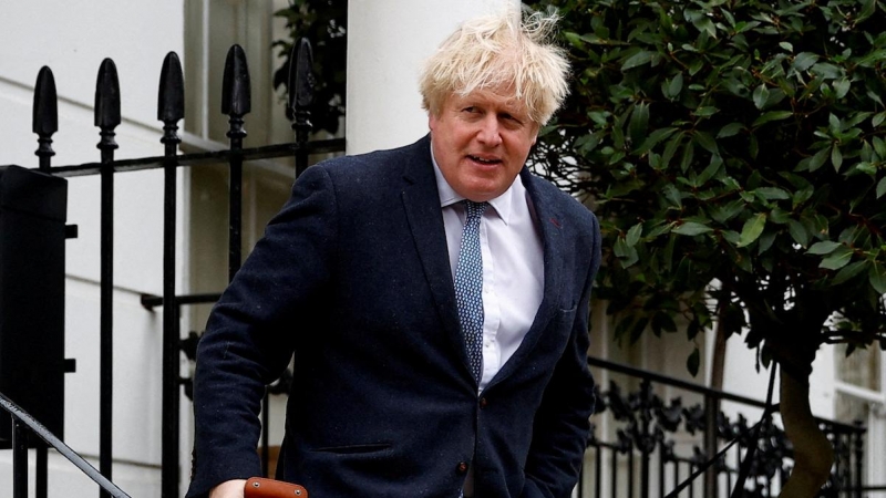 El ex primer ministro británico Boris Johnson sale de su casa en Londres, a 21 de marzo de 2023.