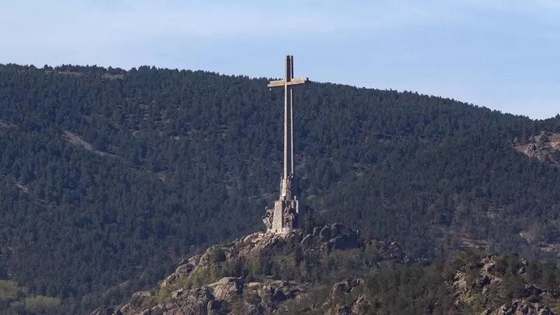 La cruz del Valle de Cuelgamuros desde el embalse de La Jarosa, a 21 de abril de 2023, en Guadarrama, Madrid.