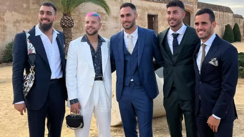 11/06/2023 - Borja Iglesias y Aitor Ruibal posan junto a otros deportistas del Betis en una boda.