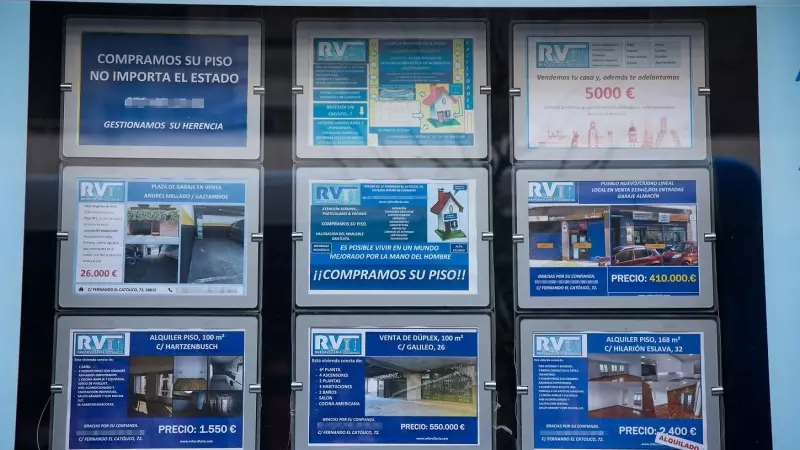 Escaparate de una inmobiliaria en Madrid con anuncio de compraventa y de alquiler de viviendas. E.P./Jesús Hellín
