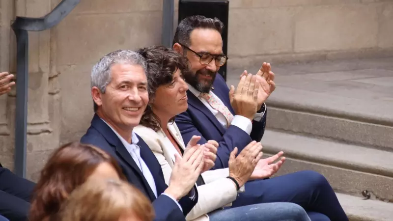 Els ja exconsellers Josep González Cambray, Teresa Jordà i Juli Fernández aplaudint durant la presa de possessió dels seus successors
