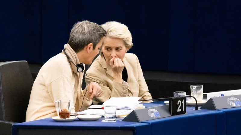 14/12/2022 - Ursula von der Leyen, presidenta de la Comisión Europea, habla con Margrethe Vestager, vicepresidenta ejecutiva de la Comisión Europea, durante una sesión del Parlamento Europeo, a 14 de diciembre de 2022.