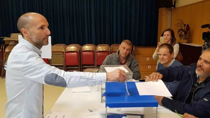 14/6/23 El alcalde de Ourense, Gonzalo Pérez Jácome, votando, en una imagen de archivo.