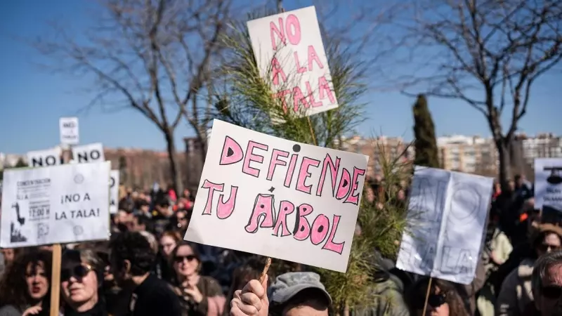 Vecinos se concentran contra la tala de árboles por las obras del la Línea 11 de Metro, a 4 de marzo de 2023, en Madrid.