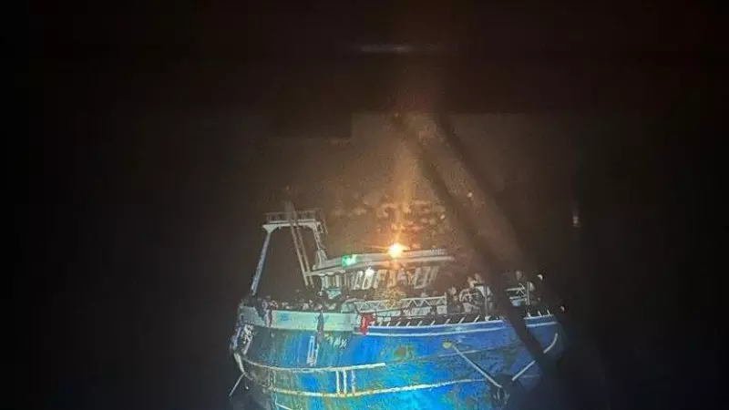 Una imagen del pesquero poco antes de naufragar en aguas del mar Jónico y publicada por la radio griega KRT.