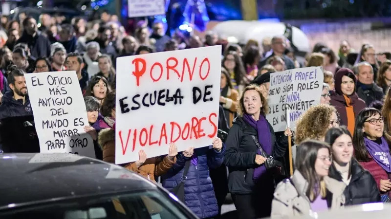 08/03/2023 - Cientos de personas protestan con carteles durante una manifestación convocada por la Plataforma Feminista Guadalajara por el 8M, Día Internacional de la Mujer, en Guadalajara, Castilla La-Mancha (España).