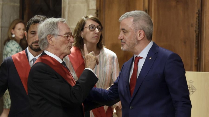 El socialista Jaume Collboni saluda al candidato de JxCat, Xavier Trias, a 17 de junio de 2023.