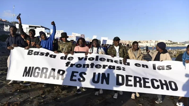 Varias personas caminan con pancartas en la décima Marcha de la Dignidad con el lema '¡Basta de violencia en las fronteras! ¡Migrar es un derecho!', a 4 de febrero de 2023, en Ceuta, (España).