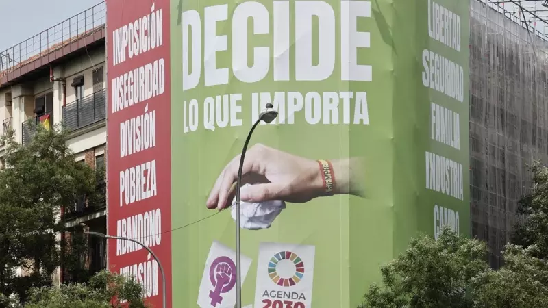 La lona publicitaria 'del odio' que Vox ha desplegado en la calle Alcalá de Madrid, a lunes 19 de junio.