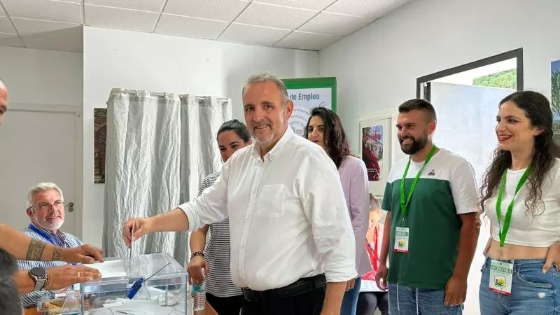 José Manuel Ruiz, alcalde de Medina Sidonia (IU) ejerce el derecho al voto.