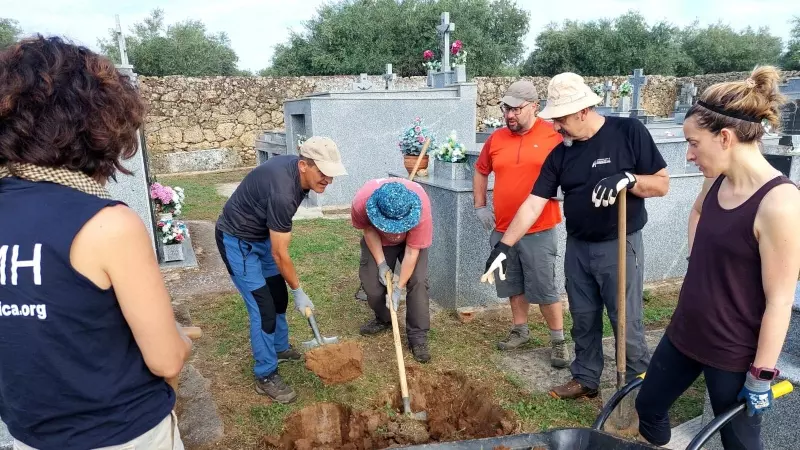Personas buscan a cinco desaparecidos por la represión franquista en la fosa común del cementerio de Casas de Belvís (Cáceres).