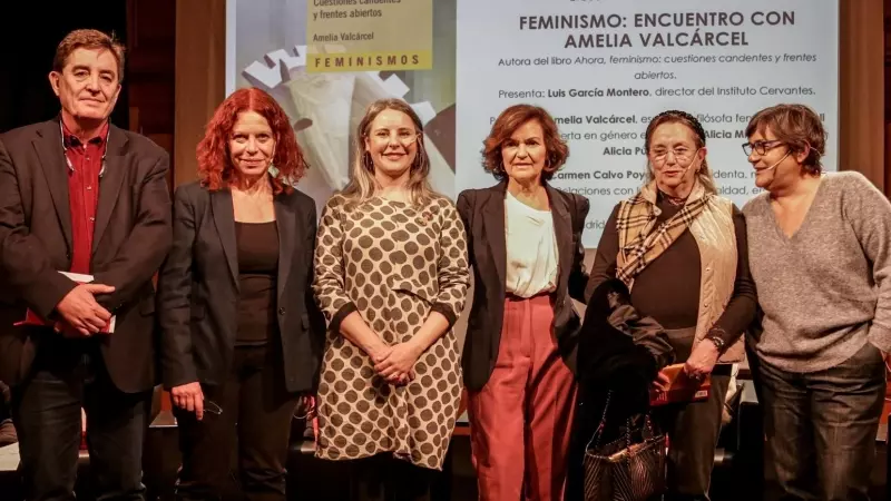 La filósofa feminista Amelia Valcárcel (segunda empezando por la derecha) durante la presentación de uno de sus libros.