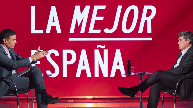 El secretario general del PSOE y presidente del Gobierno, Pedro Sánchez, junto al ministro de Inclusión, Seguridad Social y Migraciones, José Luis Escrivá.