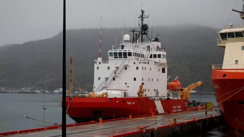 Barco de la Guardia Costera Canadiense (CCGS) Terry Fox preparándose para partir en apoyo de la búsqueda del sumergible desaparecido OceanGate Expeditions