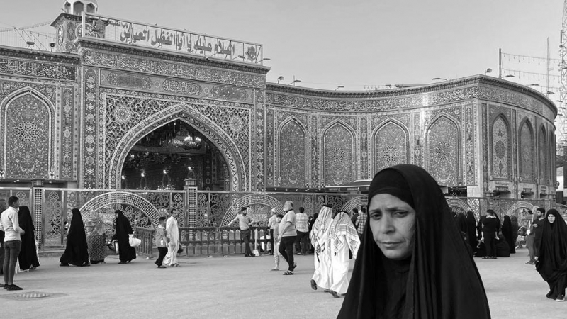 Una mujer vestida con abaya en el santuario de Abas, en Kerbala (Irak).