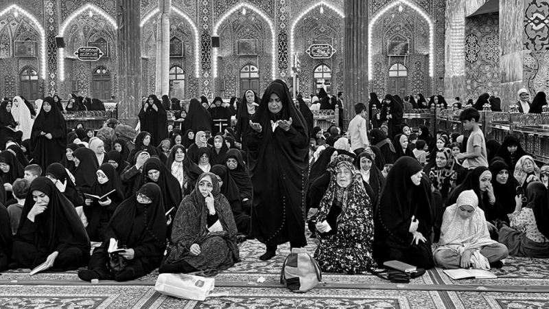 Decenas de mujeres rezan en el interior del Santuario de Husein, en Kerbala (Irak).